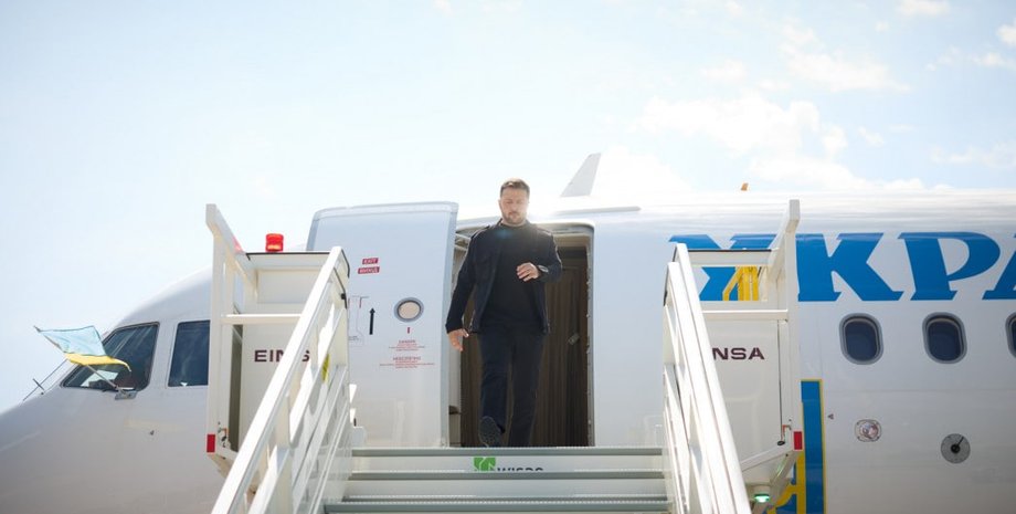 президент Украины Владимир на трапе самолета