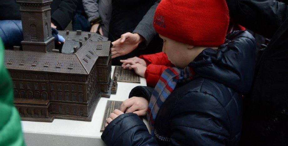 Во Львове установили макет ратуши с описанием шрифтом Брайля / Фото: facebook.com/andriy.sadovyi