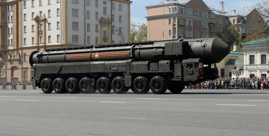 PC-24 "Ярс" PC-24 "Ярс", ракета, будівлі, люди, дорога