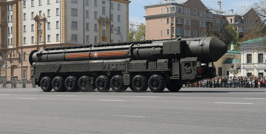 PC-24 «Ярс», ракета, здания, люди, дорога