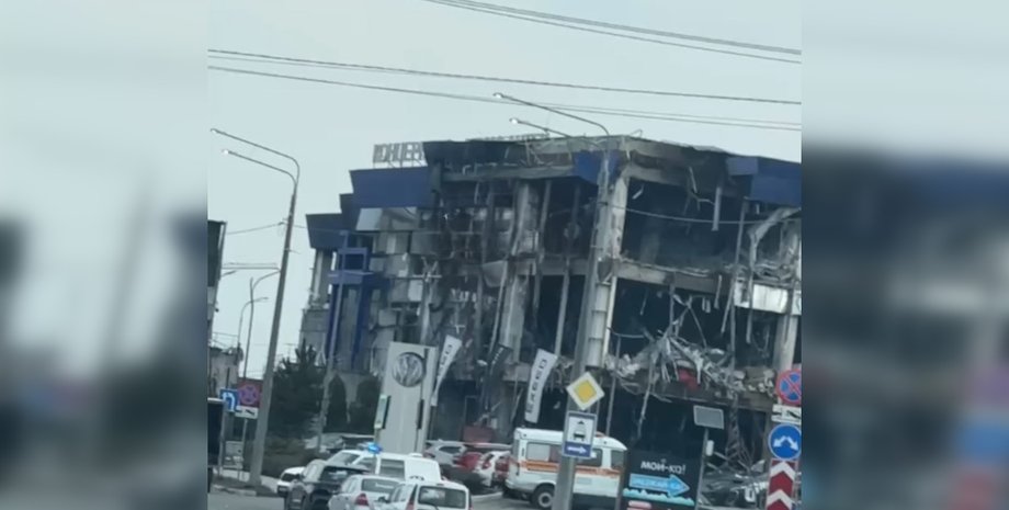 пошкоджена будівля Алма-Антей у Севастополі 19 березня