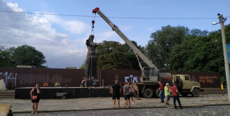 Во Львове сносят Монумент славы советской армии