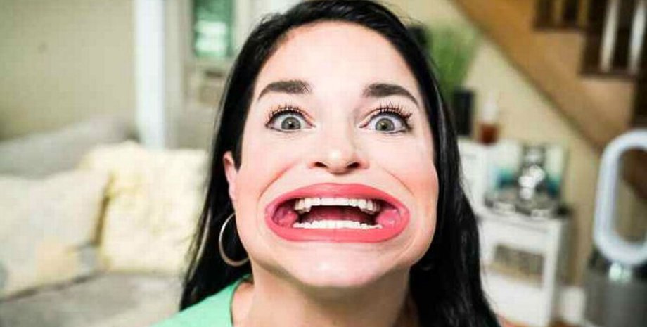 Девушка с большим ртом,