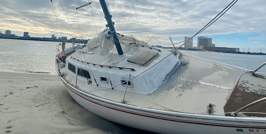 Заброшенная лодка, лодка-призрак, парусная лодка, парусник, выброшенная на берег лодка, туристическая достопримечательность