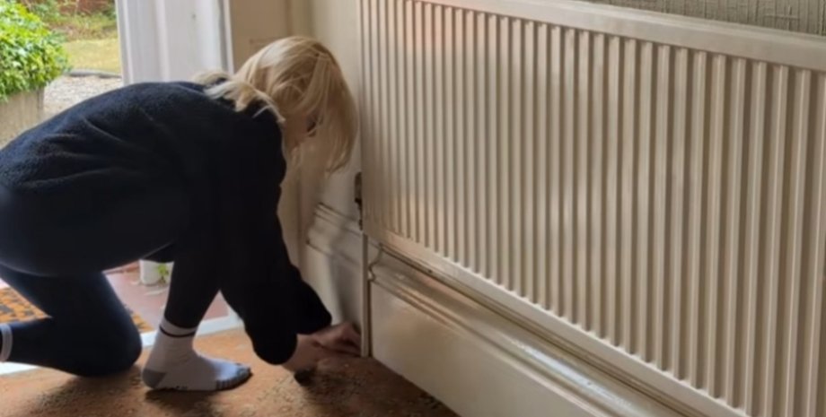 Женщина нашла паркет под старым ковром и хочет реставрировать его