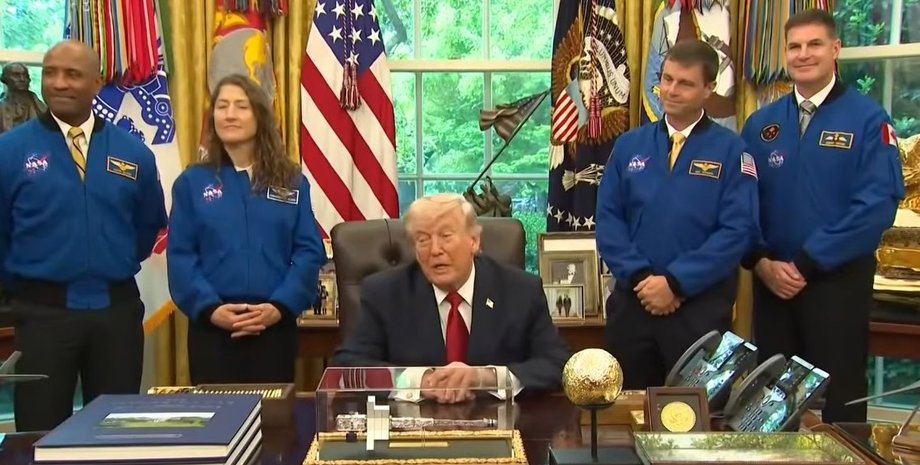 трамп на встрече с астронавтами