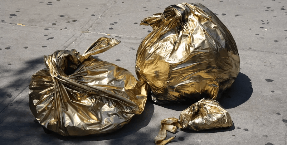 Сміттєві пакети, золото в смітті, сумка із золотом, сумка з грошима, заощадження, банківська карта, повернув гроші, сміття