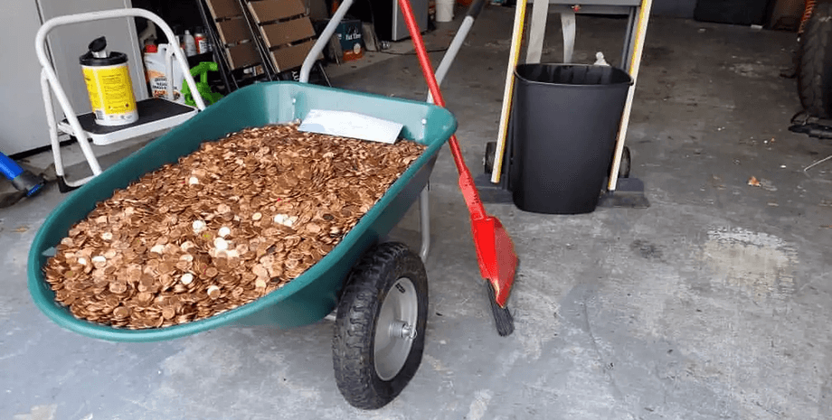 Монеты в тачке, монеты в коробках, копейки, центы, выплатили долг монетами, 3 тонны монет, деньги, суд,