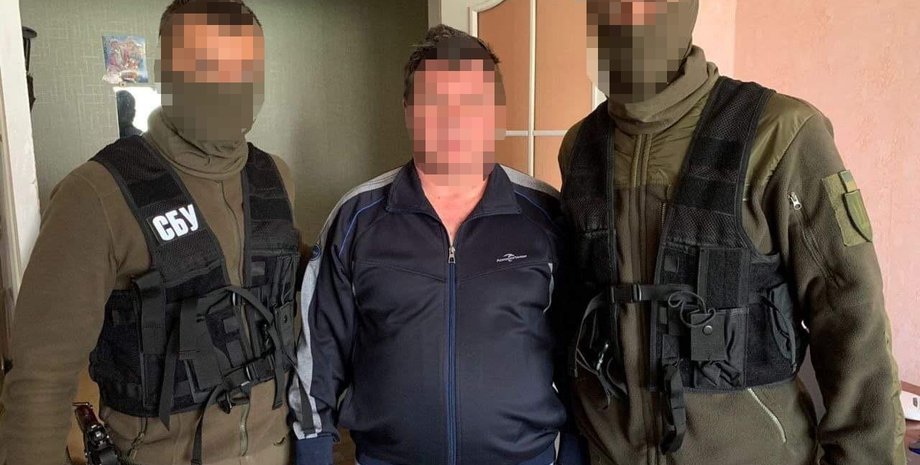 Задержанный в наручниках, обвинение СБУ, агитация в интересах врага, пророссийская пропаганда