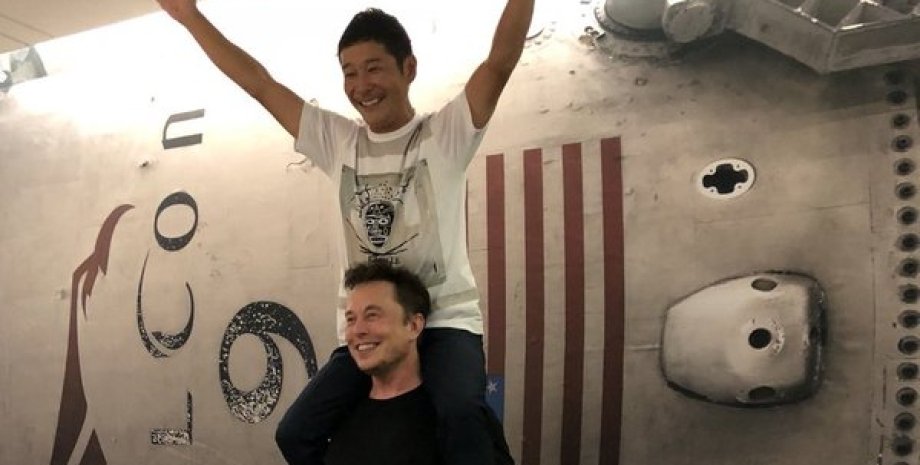 Будущий космический турист Юсаку Маезава сидит на плечах у Илона Маска. Instagram