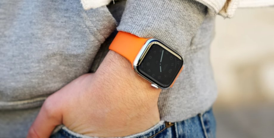 Смарт-часы Apple Watch на руке