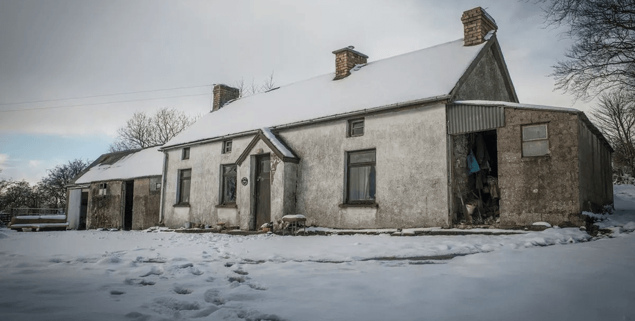 Заброшенный коттедж, старый дом,  дом застыл во времени, часть истории, фермерский дом, старые вещи, напоминание о трагедии