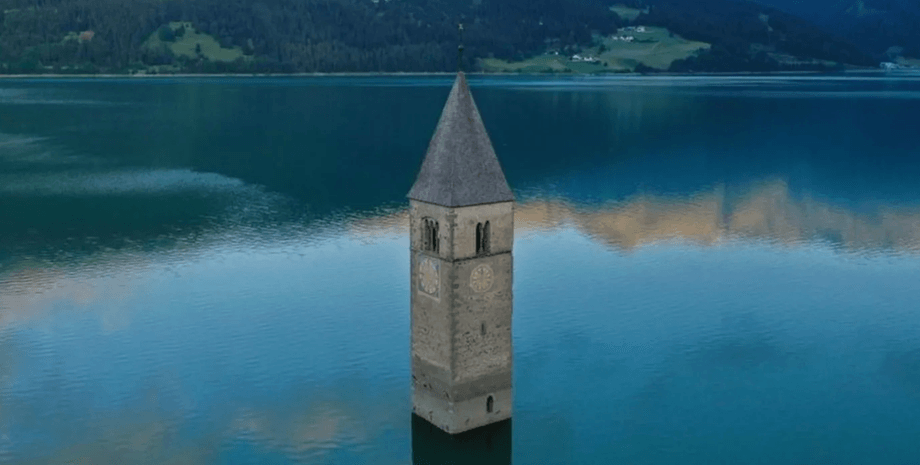 Знаменита дзвіниця 14 століття, що височіє з води озера Резія в Альпах