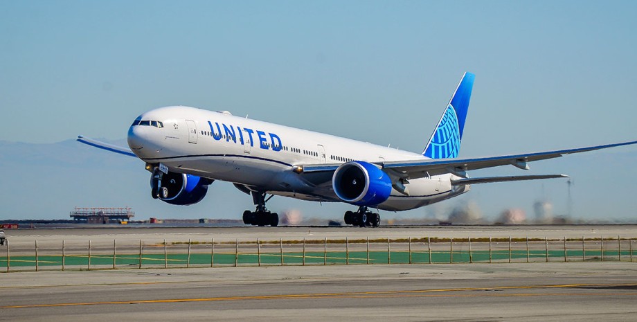 United Airlines, самолет посадили из-за биологической опасности на борту, курьезы во время авиаперелетов, туризм