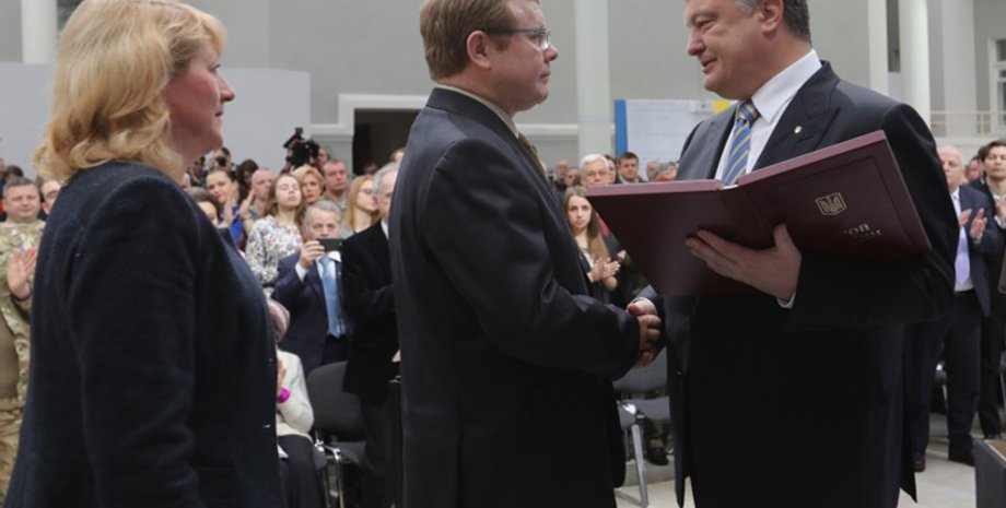 Петр Порошенко награждает Владимира Жемчугова / Фото пресс-службы президента