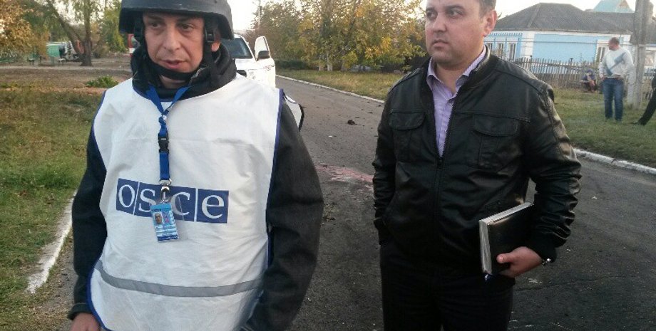 Представитель ОБСЕ в поселке Сартана / Фото: 0629