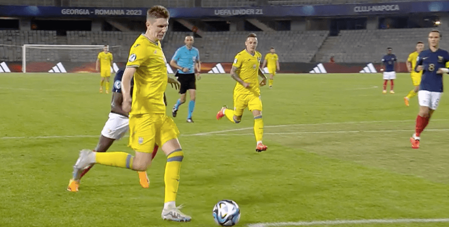 Артема Бондаренко забивает победный гол