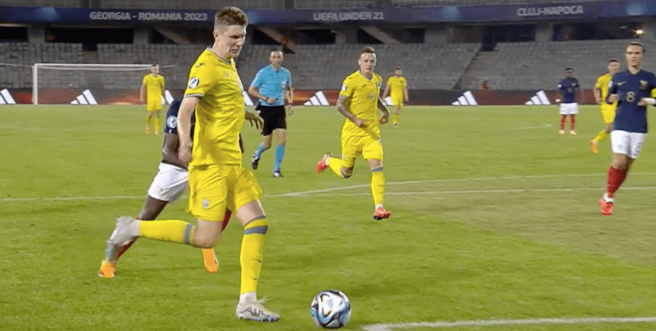 Артема Бондаренко забивает победный гол Артема Бондаренко забивает победный гол