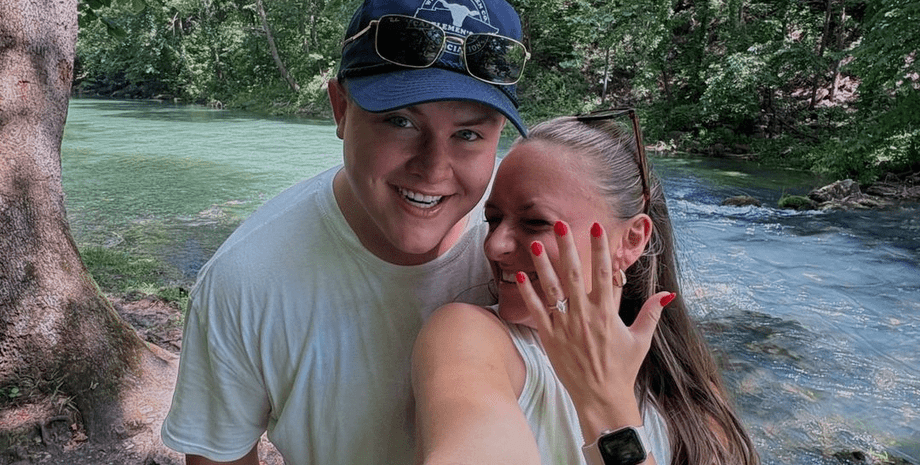 Романтическая сцена на фоне природы прервалась из-за собаки, которая оказалась в реке