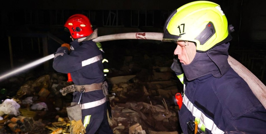 Рятувальники в Харкові, ілюстративне фото Харків, війна, Україна, ДСНС, рятувальники, фото