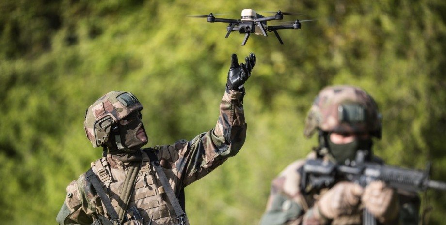 ВС РФ Бойцы ВС РФ с дроном и автоматами на войне в Украине