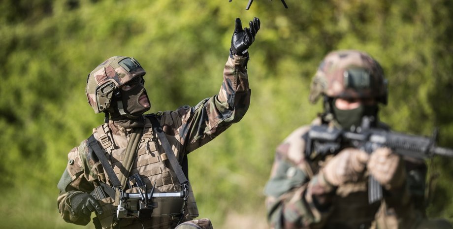 Бойцы ВС РФ с дроном и автоматами на войне в Украине