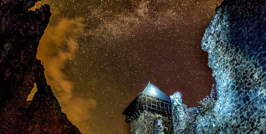 Невицкий замок ночью