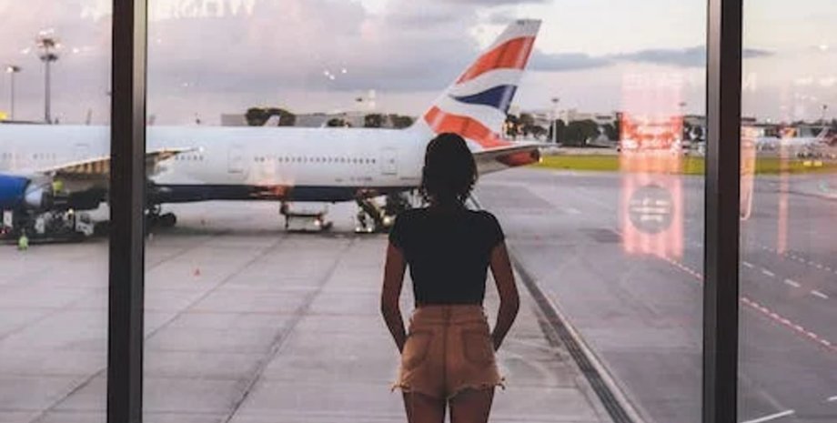 Женщина в аэропорту, одна на борту самолета, одна пассажирка, летела одна, самолет, пассажир, перелет, рейс,