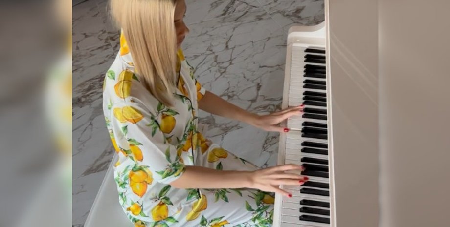 Влада Седан жена Зинченко играет на рояле