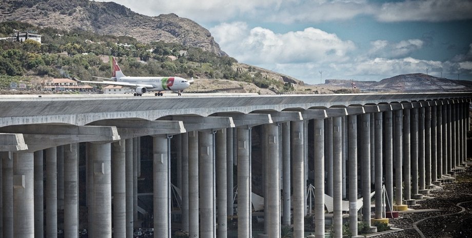 Взлетно-посадочная полоса в аэропорту Мадейры / Фото: routelab.ana.pt