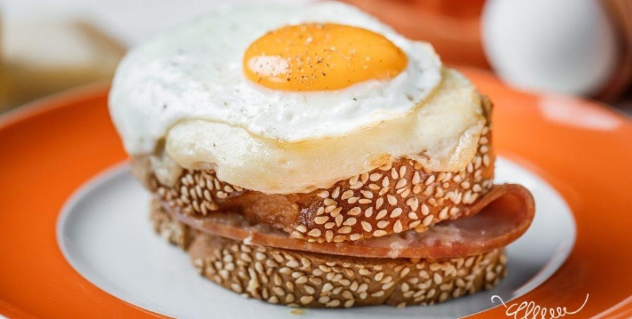 сніданок, смажене яйце, сендвіч, рецепт легкого сніданку, крок-мадам, швидкий сніданок, французький сніданок, тости
