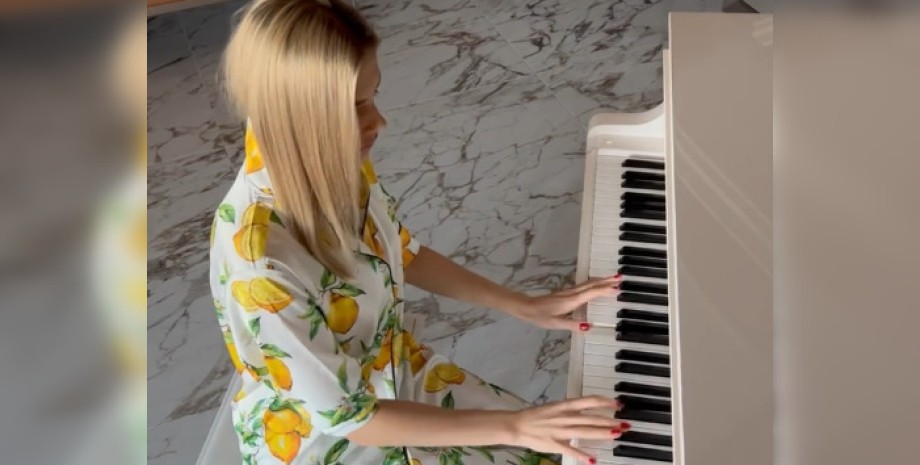 Влада Седан жена Зинченко играет на рояле