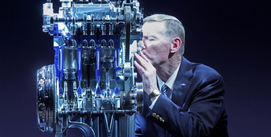 Экс-глава Ford Алан Малалли целует 1-литровый двигатель семейства EcoBoost . Фото: Ford