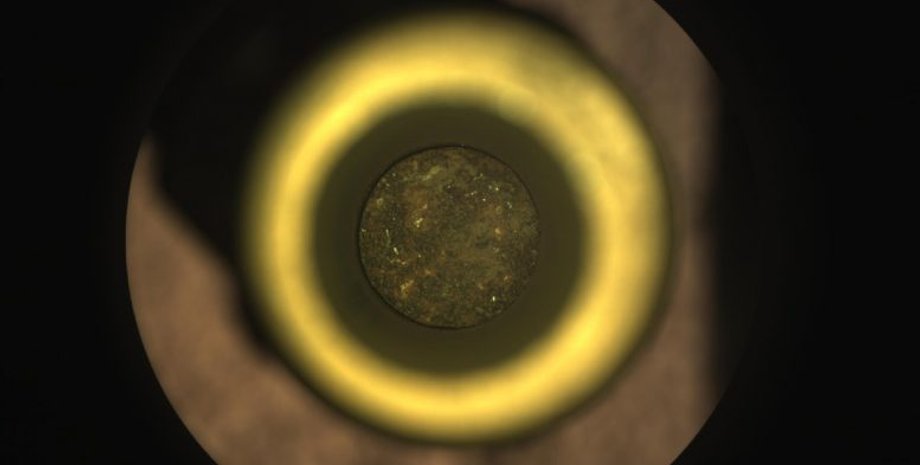 Первый образец марсианской породы Perseverance виден внутри этой титановой пробирки