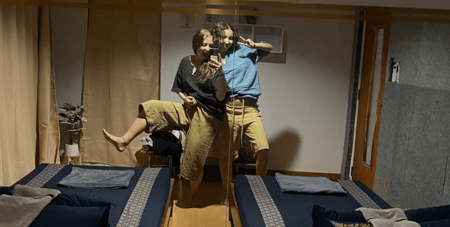 Туристка забронировала хостел для бюджетного отпуска, который оказался похожим на приют для собак или тюрьму