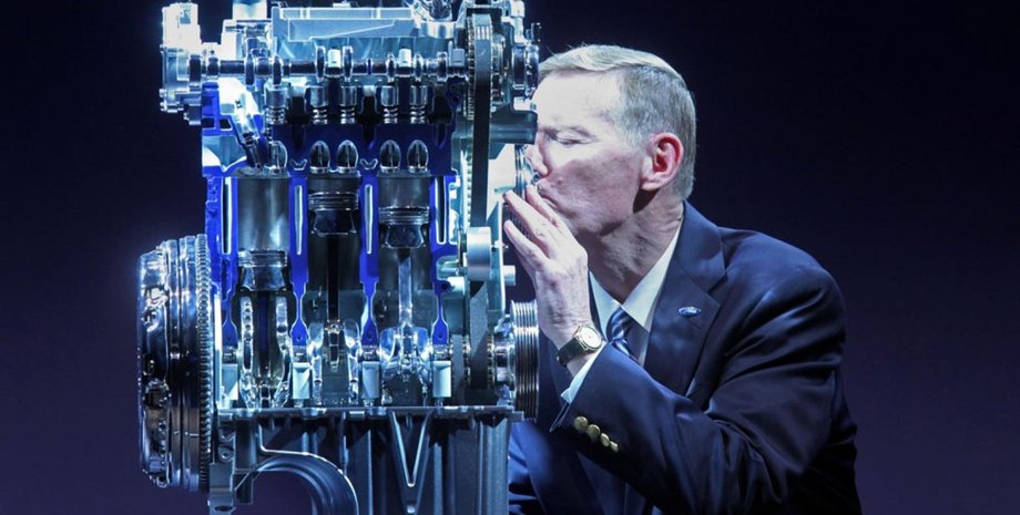Экс-глава Ford Алан Малалли целует 1-литровый двигатель семейства EcoBoost . Фото: Ford