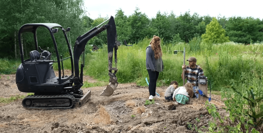 Семья с детьми из Великобритании живет в передвижном автономном доме в лесу