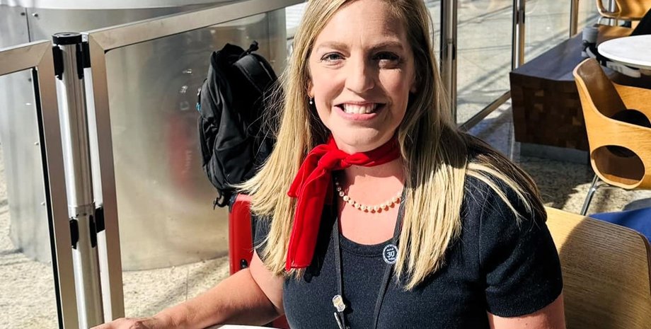 Стюардеса зі США, бортпровідниця, вид з вікна, номер у готелі, стіна, біла стіна, вид на місто, за шторою, міський пейзаж