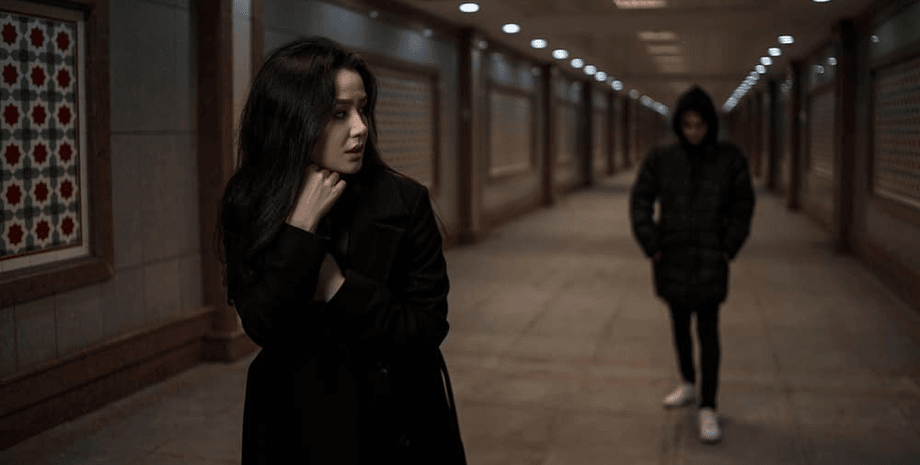 Преследователь, девушка, глухая женщина, написал сообщение, попросила помощи, незнакомец спал женщину, трое преследователей