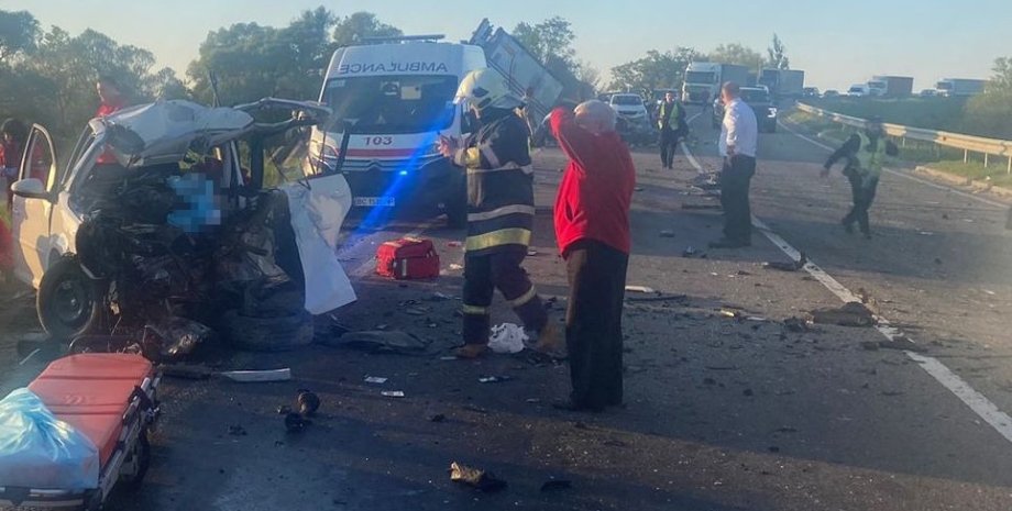 новости Львова. новости львовской области, дтп грузовик легковушка, погибли мать и двое детей