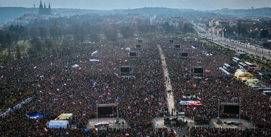 чехія протести У Чехії на вулиці вийшли десятки тисяч через проросійську політику уряду