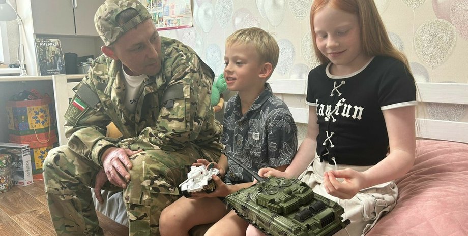 Солдат ЗС РФ та діти