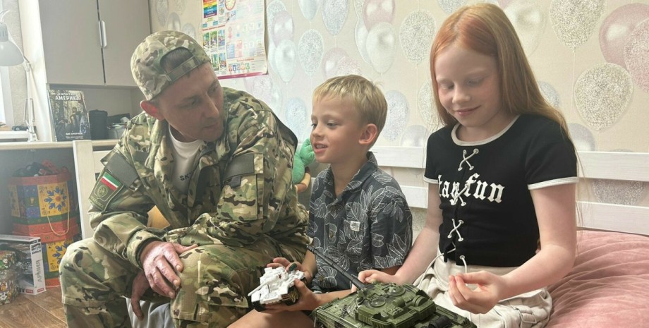 Солдат ЗС РФ та діти Солдат ЗС РФ та діти