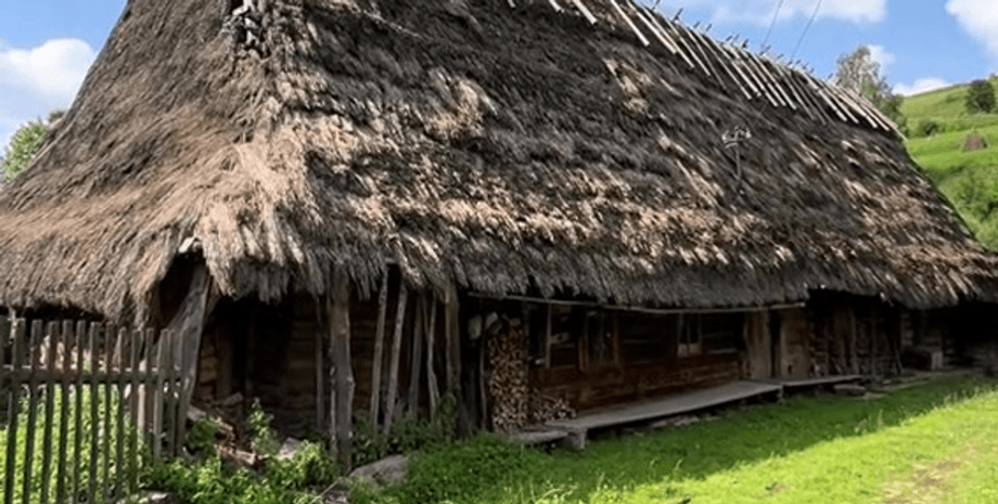 Хата зі стріхою у Карпатах