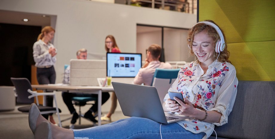 девушка в наушниках с ноутбуком