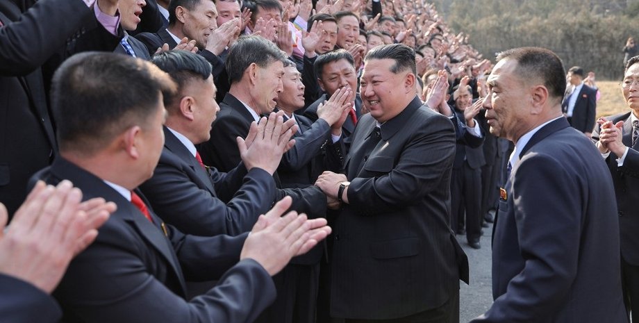 Ким Чен Ын с народом