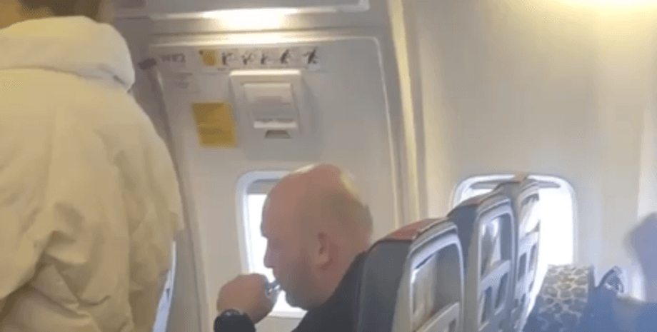 Пасажир курить у літаку, куріння,