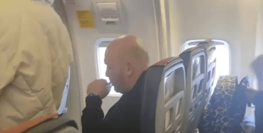 Пассажир курит в самолете, курение,