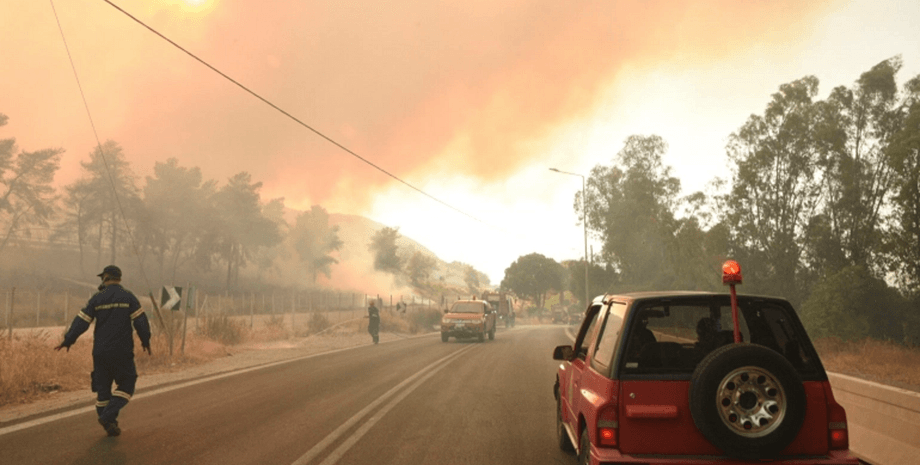 Пожары в Греции, пожар в Греции, пожарные в Греции, дорога в огне Греция
