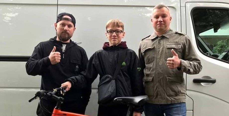 Подросток получил в подарок новый велосипед Киев, велосипед, троллейбус, общественный транспорт, подросток